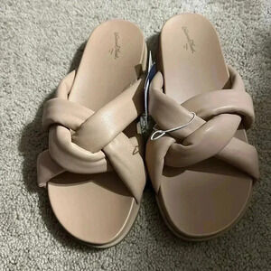 Universal Thread beige slides size 9 NWT